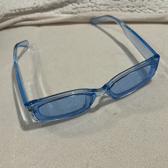 Blue clear rounded rectangle sunglasses - Picture 3 of 5